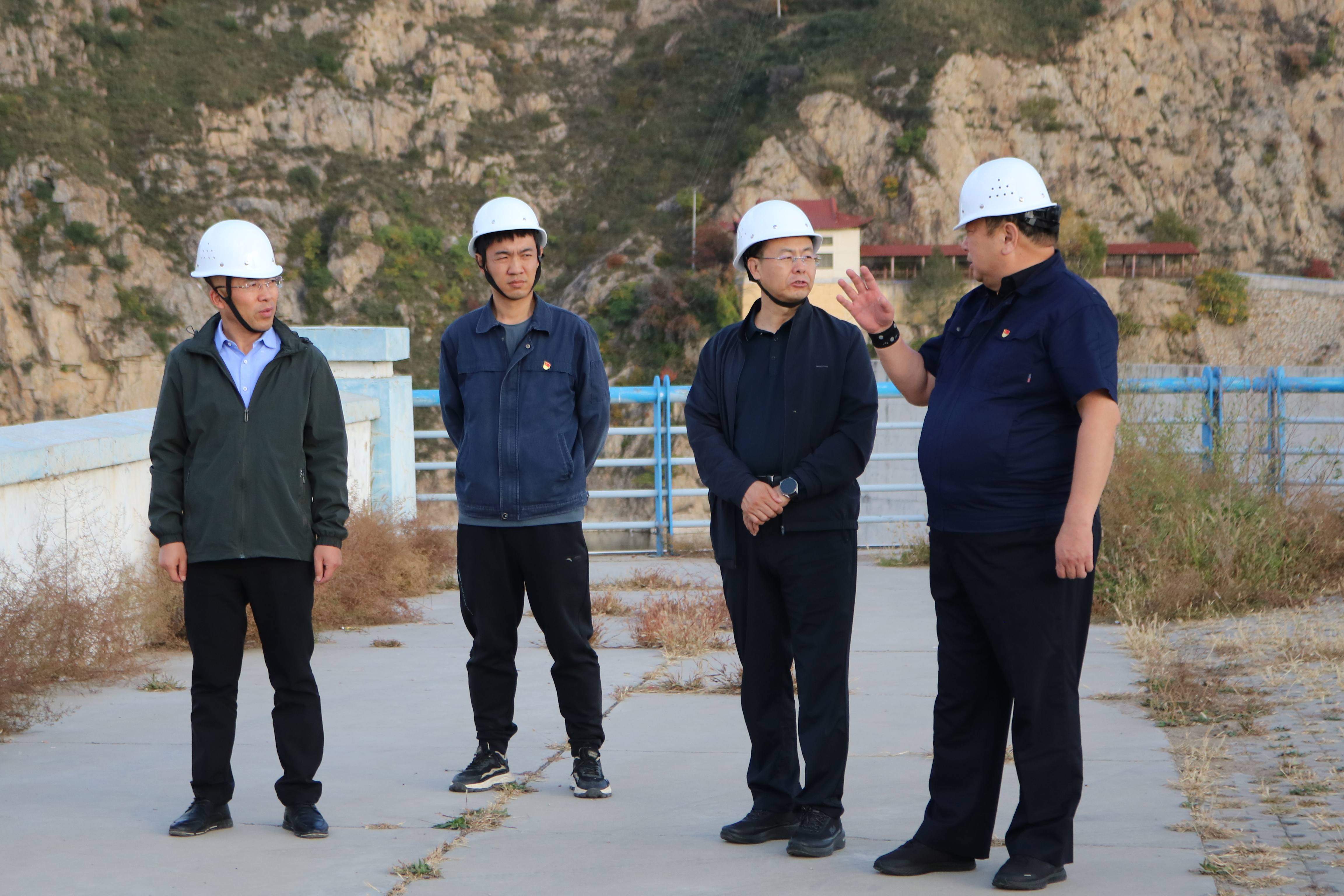 01 集团党委副书记李强带队在前夭子水库现场实地检查.jpg