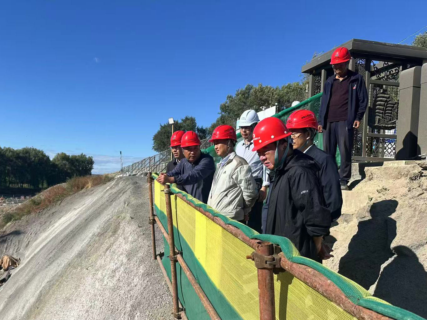 02 集团党委委员、副总经理杨成瑜带队在绰勒鱼道工程施工现场开展安全检查.jpg