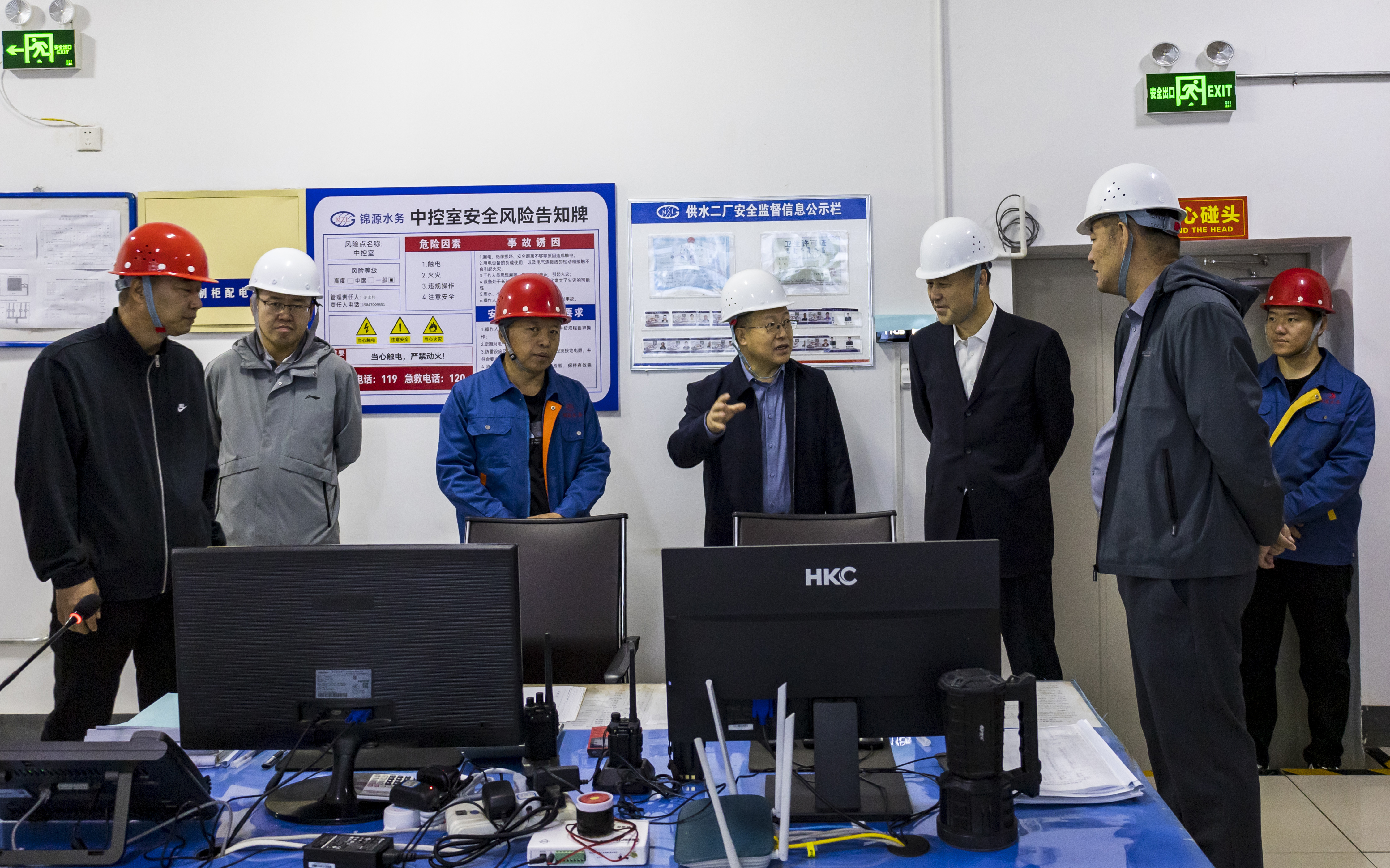 04 集团党委委员、总会计师侯跃峰带队在锦源水务公司二水厂中控室检查水厂生产运营情况.jpg