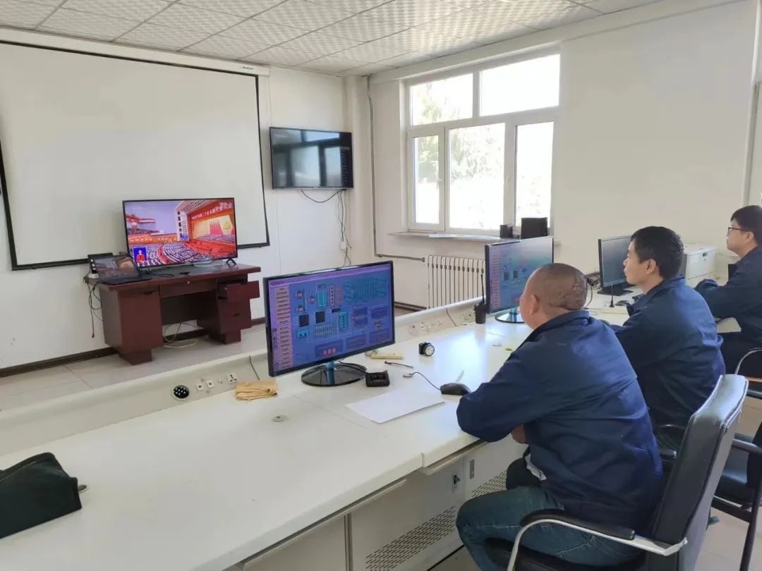 长泰水务有限公司污水厂员工在污水厂中控室收看党的二十大开幕式.jpg 长泰水务有限公司污水厂员工在污水厂中控室收看党的二十大开幕式.jpg