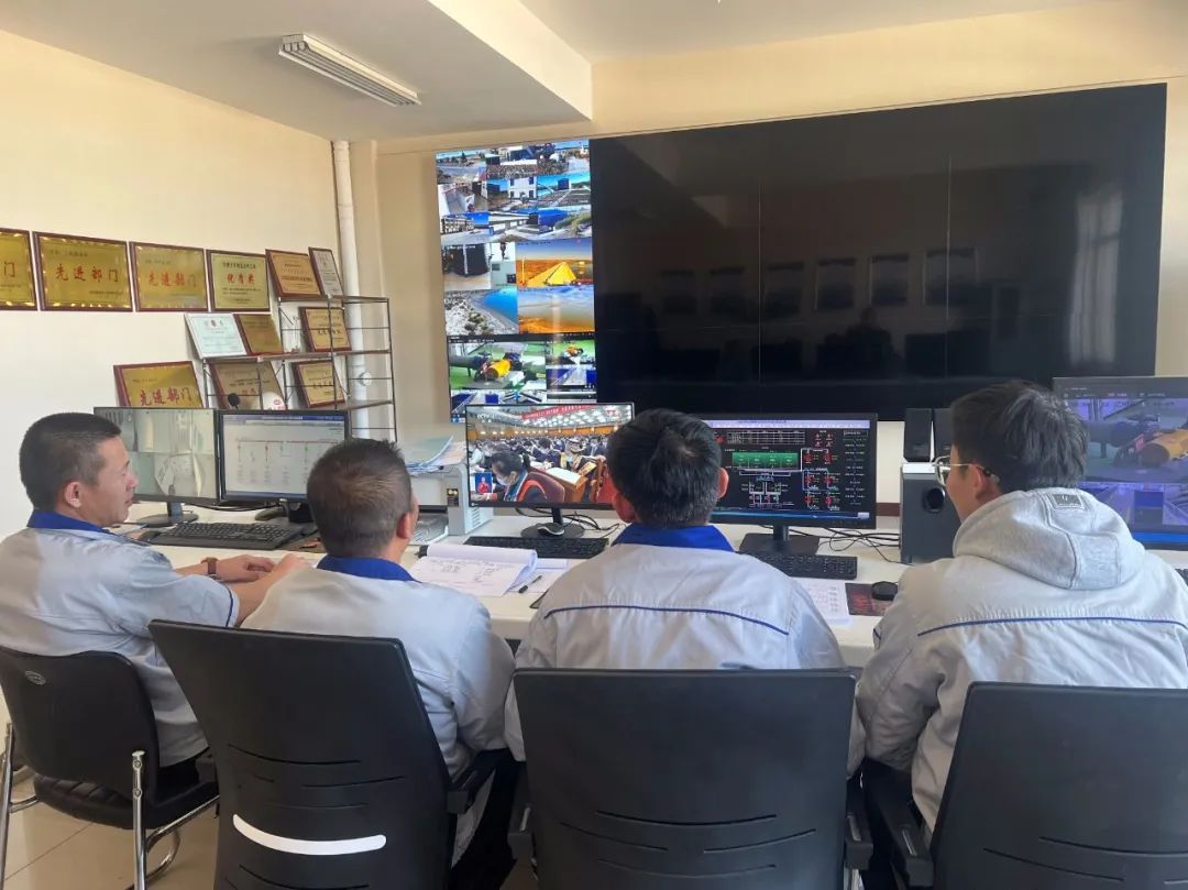 腾格里水务公司生产运行人员在中控室收看党的二十大开幕式.jpg 腾格里水务公司生产运行人员在中控室收看党的二十大开幕式.jpg