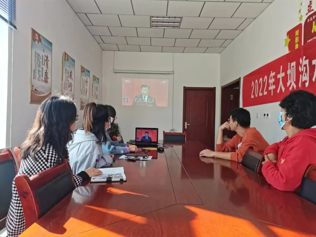 大坝沟水务公司组织全体党员干部职工在供水泵站会议室收看党的二十大开幕式.jpg 大坝沟水务公司组织全体党员干部职工在供水泵站会议室收看党的二十大开幕式.jpg