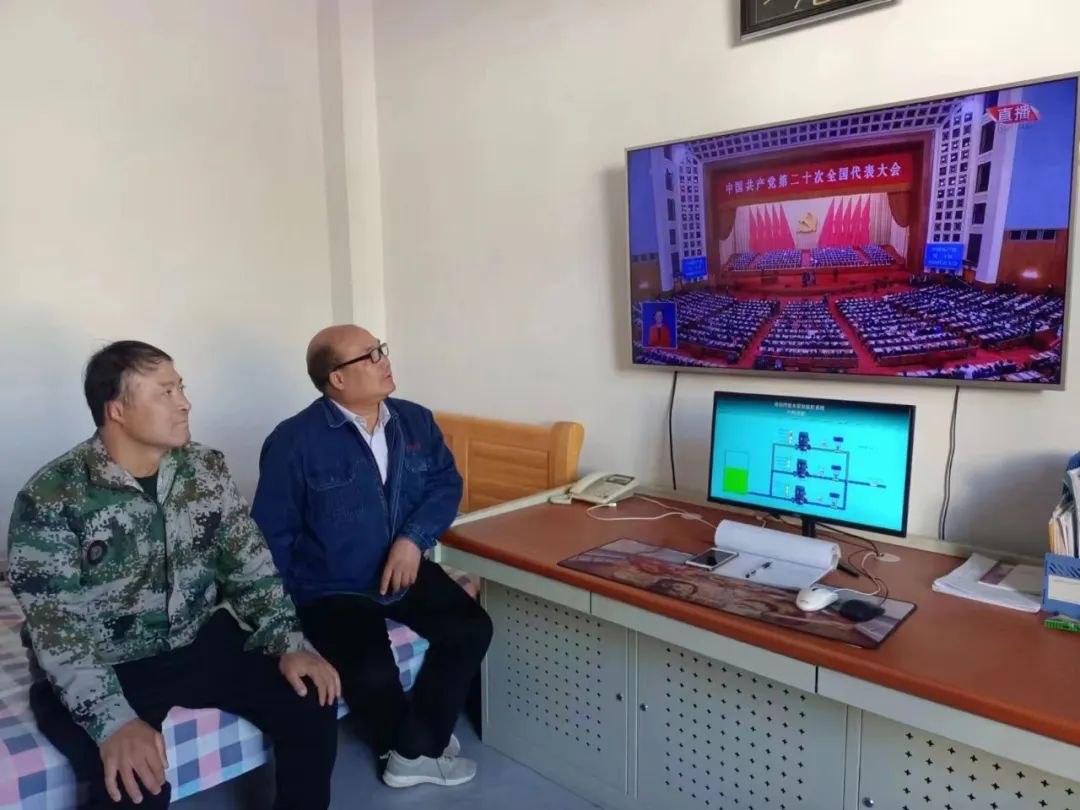 升源水务公司职工在取水泵站会议室收看党的二十大开幕式.jpg 升源水务公司职工在取水泵站会议室收看党的二十大开幕式.jpg