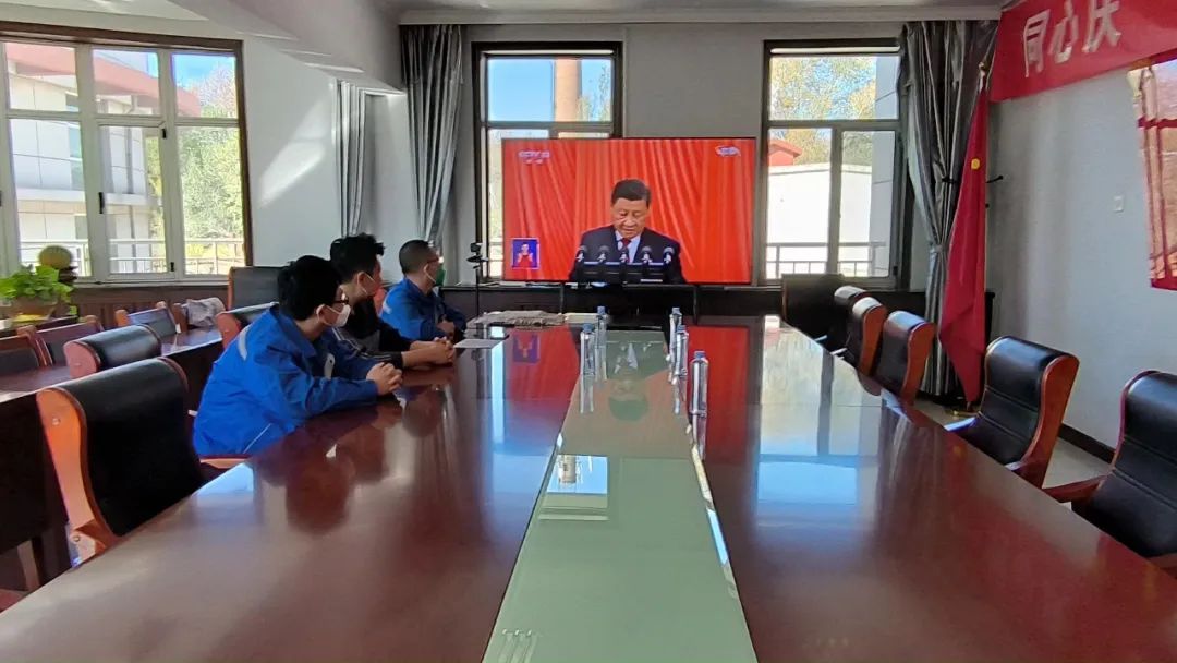 镫口供水公司一线值班人员在会议室收看党的二十大开幕式.jpg 镫口供水公司一线值班人员在会议室收看党的二十大开幕式.jpg