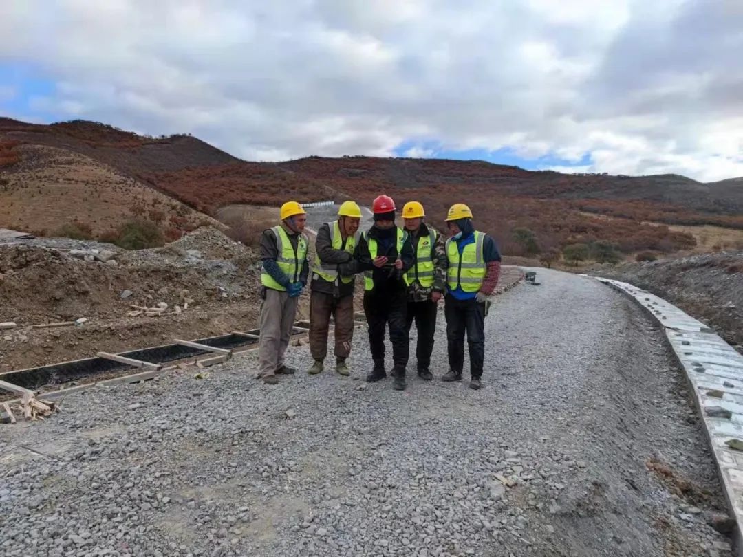 引绰济辽工程输水工程隧洞段施工一标工作人员在施工现场观看党的二十大开幕式.jpg 引绰济辽工程输水工程隧洞段施工一标工作人员在施工现场观看党的二十大开幕式.jpg